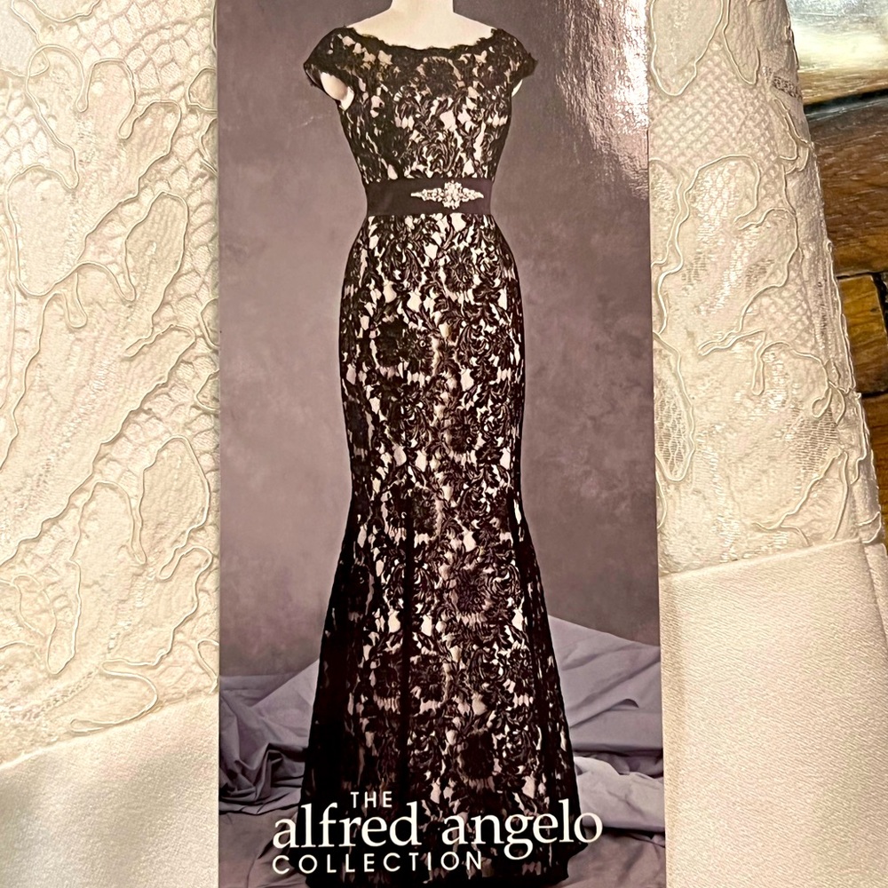 The Alfred Angelo Collection wedding dress! - Picture 1 of 4